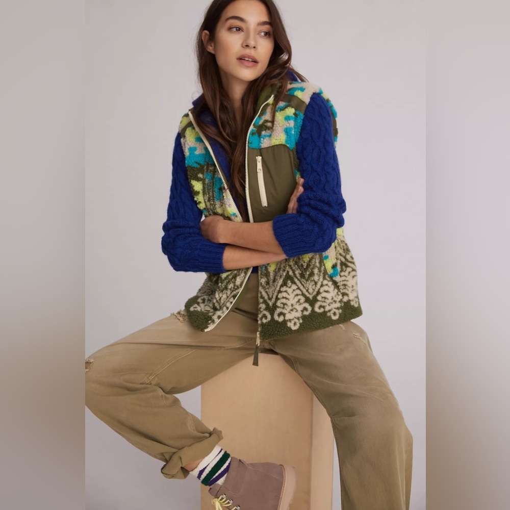 PILCRO ANTHROPOLOGIE | Sherpa Teddy Vest Lime green & Abstract Forest Camo Print - Picture 4 of 9